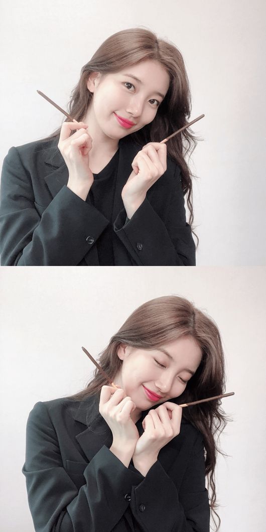 Singer and actor Bae Suzy has released a Pepero commemorative selfie.Bae Suzy posted two photos on his official SNS on the 11th with an article entitled Suwiti One Bae Suzy One.In the photo, Bae Suzy smiles brightly as she stares at the camera with a pepero, the beauty of Bae Suzy, who stands out for innocence, catches her eye.Bae Suzy is currently working on filming a new drama Bond.Bond is a drama starring Lee Seung Gi and Bae Suzy, and depicts the process of a man involved in a civil plan crash digging into a huge national corruption found in a concealed truth.It is scheduled to air in 2019.Bae Suzy Instagram