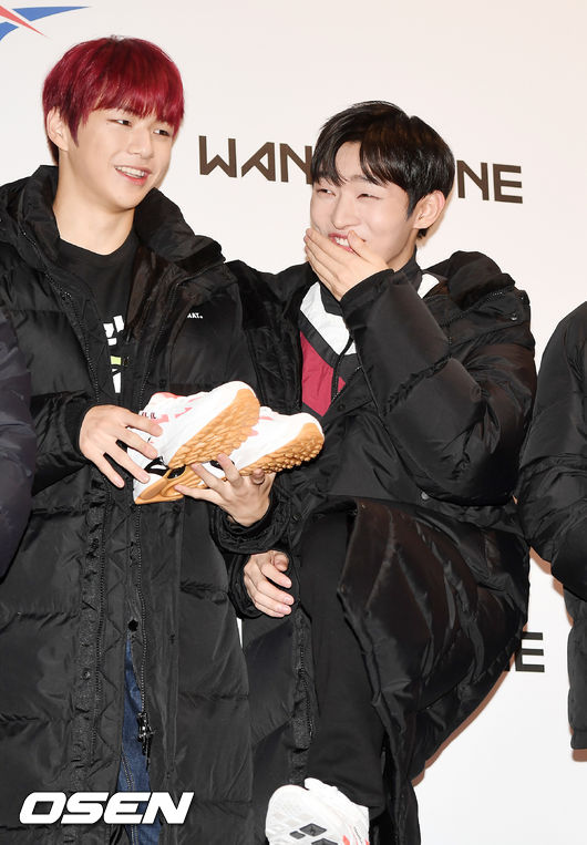 On the afternoon of the 11th, Wanna One Yoon Ji-sung has a photo time at the photo wall Event of the group Wanna One held in the lobby of Sejong Universitys Ocean Hall in Gwangjin-gu, Seoul.