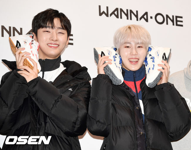 Wanna One Yoon Ji-sung Ha Sung-woon has a photo time at the photo wall event of Wanna One in the lobby of Sejong University Ocean Hall in Gwangjin-gu, Seoul on the afternoon of the 11th.