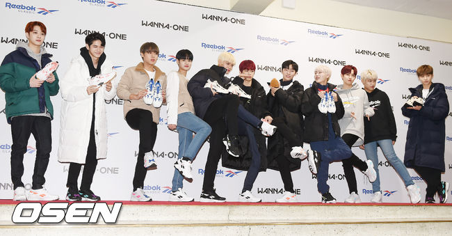 On the afternoon of the 11th, Wanna One has a photo time at the photo wall Event of the group Wanna One held in the lobby of Sejong Universitys Ocean Hall in Gwangjin-gu, Seoul.