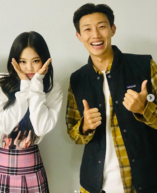 SungdeokActor Kang Ki-young meets with Jenny Kim of girl group Black Pink. Celebratory photohas released the book.Kang Ki-young posted an article and a photo on his SNS on the 11th, Enthusiastic, Jenny Kim.In the photo Kang Ki-young is delighted with her thumbs up with both hands beside her calyx-dozing Jenny Kim.Jenny Kim fan Kang Ki-young is a successful virtue who is delighted with the meeting with Jenny Kim.Kang Ki-young has certified Black Pink fans by posting videos of Black Pinks concert.Meanwhile, Kang Ki-young plays the role of Kim Sang-yeol in MBC drama Terius behind me.Kang Ki-young SNS