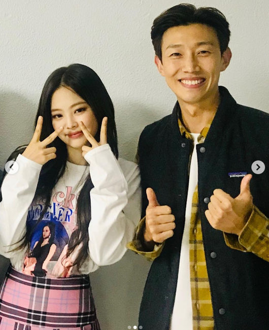 "Fist"...Kang Ki-young, Black Pink Jenny and Celebratory photo