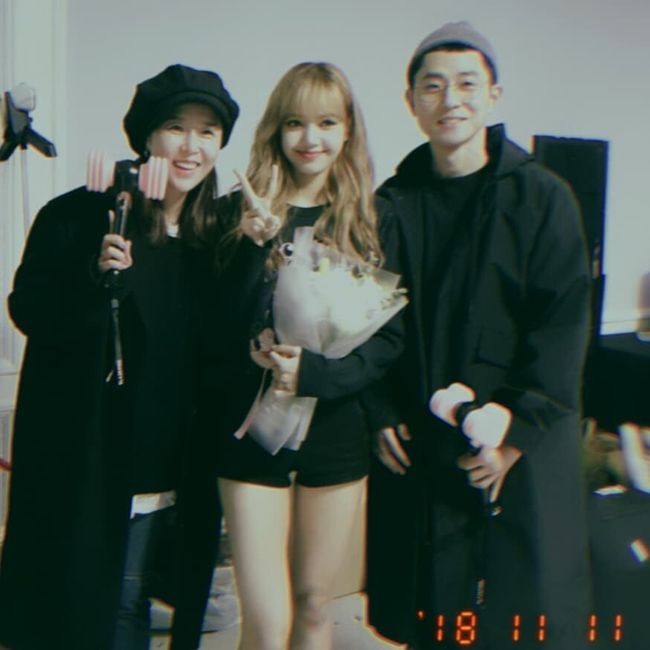 Group Coyote Shin Ji showed affection for girl group Lisa.Shin Ji said to his instagram on the 11th, Our Lisa was so cool, and of course Jenny Kim, Rosé, and JiSoo were also the best.I almost felt like I was flying. I was glad to see you. In the photo, Lisa, Víctor Jara Opthalmology, along with Shin Ji staring at the camera.In another photo, Shin Ji is accompanied by Lisa, Víctor Jara, and all BLACKPINK members.Their bright smiles catch the attention of the viewers.On the other hand, Shin Ji has appeared in MBC entertainment Real Man 300 with Lisa and Víctor Jara Opthalmology.Shin Ji Instagram