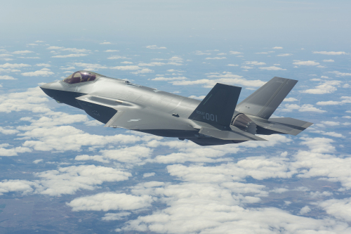한국 공군 F-35A 1호기가 미극 텍사스주 포트워스 상공을 날고 있다. 방위사업청 제공
