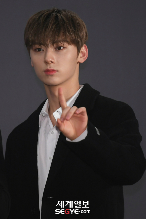 Idol group Wanna One, BTS, actor Lee Jong-suk and other male stars have completed the style of autumn when Choices Coat is approaching.Wanna One took the stage of the 2018 MGA (MBC Plus X Genie Music Awards) held at the Namdong Gymnasium in Susan-dong, Namdong-gu, Incheon on the 6th.Wanna One members who attended the Red Carpet event ahead of the event showed off their sophisticated fashion in a black-oriented suit.In particular, Hwang Min-hyun of Won-won showed a simple Red Carpet look by matching a white shirt and a black Tailored Coat without a tie.Another member of Wanna One, Ong Sung-woo, layered a black turtleneck top and white shirt to prepare for the cold weather while also creating a fashion that fits the autumn with a black coat.BTS, who attended the 2018 MGA with Won-won, also Choices black suit fashion.BTS RM added a casual style with a formal look that matched white shirts, ties and black suit pants, a leather long coat and sneakers.Another member, Jungkook and Jean, completed a neat Red Carpet fashion in a Tailored Coat with a simple line.In particular, the two showed similar styles, but they made different feelings as if they resembled sneakers of different designs, capturing the attention of fans.Lee Jong-suk also showed off a fashionable fashion in late autumn wearing a dodgy coat.Lee Jong-suk, who attended a Swiss watch brand event held at COEX East Square in Samsung-dong, Gangnam-gu, Seoul on the 2nd, matched a black turtleneck top and a gray wool coat with pants to create a neat and sophisticated style.