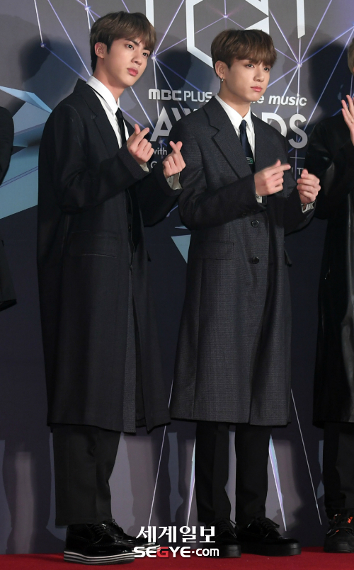 Idol group Wanna One, BTS, actor Lee Jong-suk and other male stars have completed the style of autumn when Choices Coat is approaching.Wanna One took the stage of the 2018 MGA (MBC Plus X Genie Music Awards) held at the Namdong Gymnasium in Susan-dong, Namdong-gu, Incheon on the 6th.Wanna One members who attended the Red Carpet event ahead of the event showed off their sophisticated fashion in a black-oriented suit.In particular, Hwang Min-hyun of Won-won showed a simple Red Carpet look by matching a white shirt and a black Tailored Coat without a tie.Another member of Wanna One, Ong Sung-woo, layered a black turtleneck top and white shirt to prepare for the cold weather while also creating a fashion that fits the autumn with a black coat.BTS, who attended the 2018 MGA with Won-won, also Choices black suit fashion.BTS RM added a casual style with a formal look that matched white shirts, ties and black suit pants, a leather long coat and sneakers.Another member, Jungkook and Jean, completed a neat Red Carpet fashion in a Tailored Coat with a simple line.In particular, the two showed similar styles, but they made different feelings as if they resembled sneakers of different designs, capturing the attention of fans.Lee Jong-suk also showed off a fashionable fashion in late autumn wearing a dodgy coat.Lee Jong-suk, who attended a Swiss watch brand event held at COEX East Square in Samsung-dong, Gangnam-gu, Seoul on the 2nd, matched a black turtleneck top and a gray wool coat with pants to create a neat and sophisticated style.