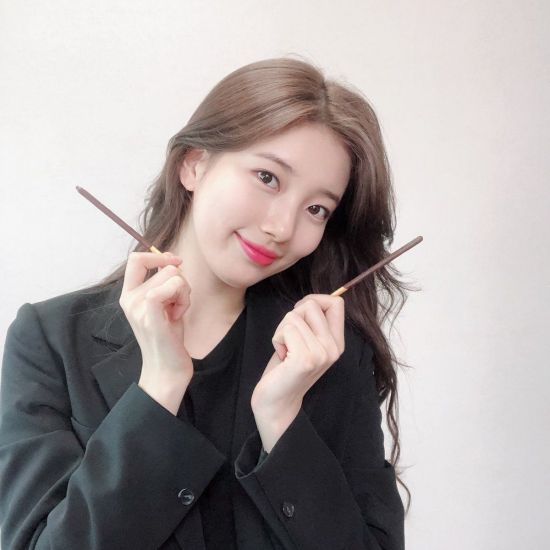 Bae Suzy shows off clean beauty as pepero day commemorative shot is released Singer and actor Bae Suzy has released a photo of the pepero day.On the morning of the 11th, Bae Suzy posted two photos on his Twitter and Facebook and left a message saying One Suwity, one Bae Suzy.In the photo, Bae Suzy is smiling with a long straight hair and a black coat with a Confectionery in both hands.Especially Bae Suzys unique innocent beauty captures Eye-catching.Meanwhile, Bae Suzy is working on filming a new drama, Bae Gabond, which co-stars Lee Seung-gi.