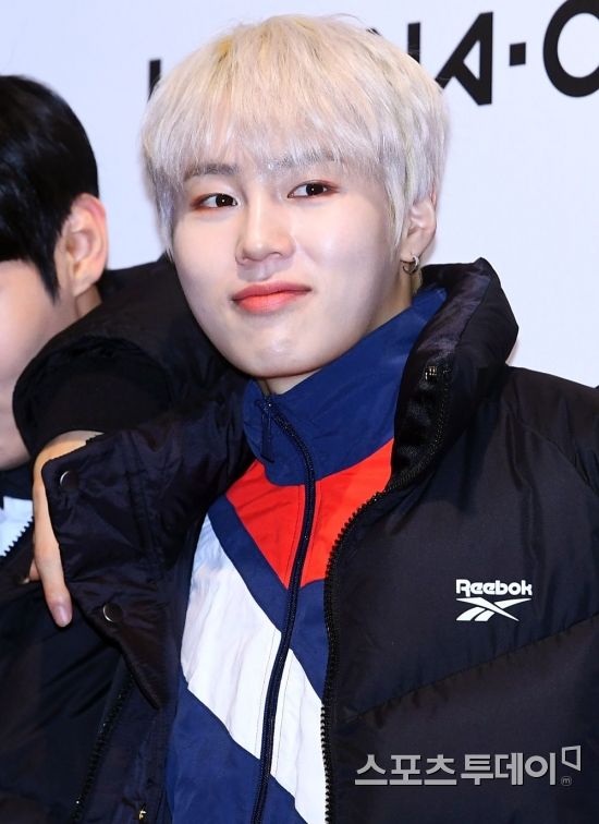 Group Wanna One Ha Sung-woon is taking a step forward at the Fan signing event held at Sejong, Gunja-dong, Gwangjin-gu, Seoul on the afternoon of the 11th.November 11, 2018.