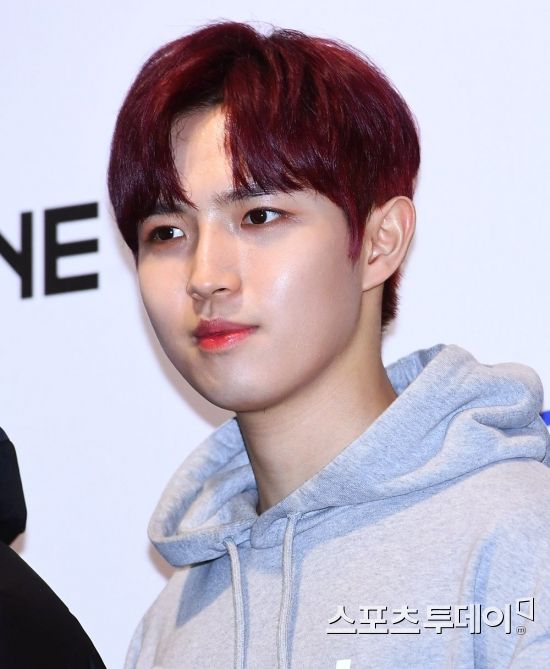 Kim Jae-hwan, a member of the group Wanna One, poses at a Fan signing event event ceremony held at Sejong University in Gunja-dong, Gwangjin-gu, Seoul on the afternoon of the 11th.