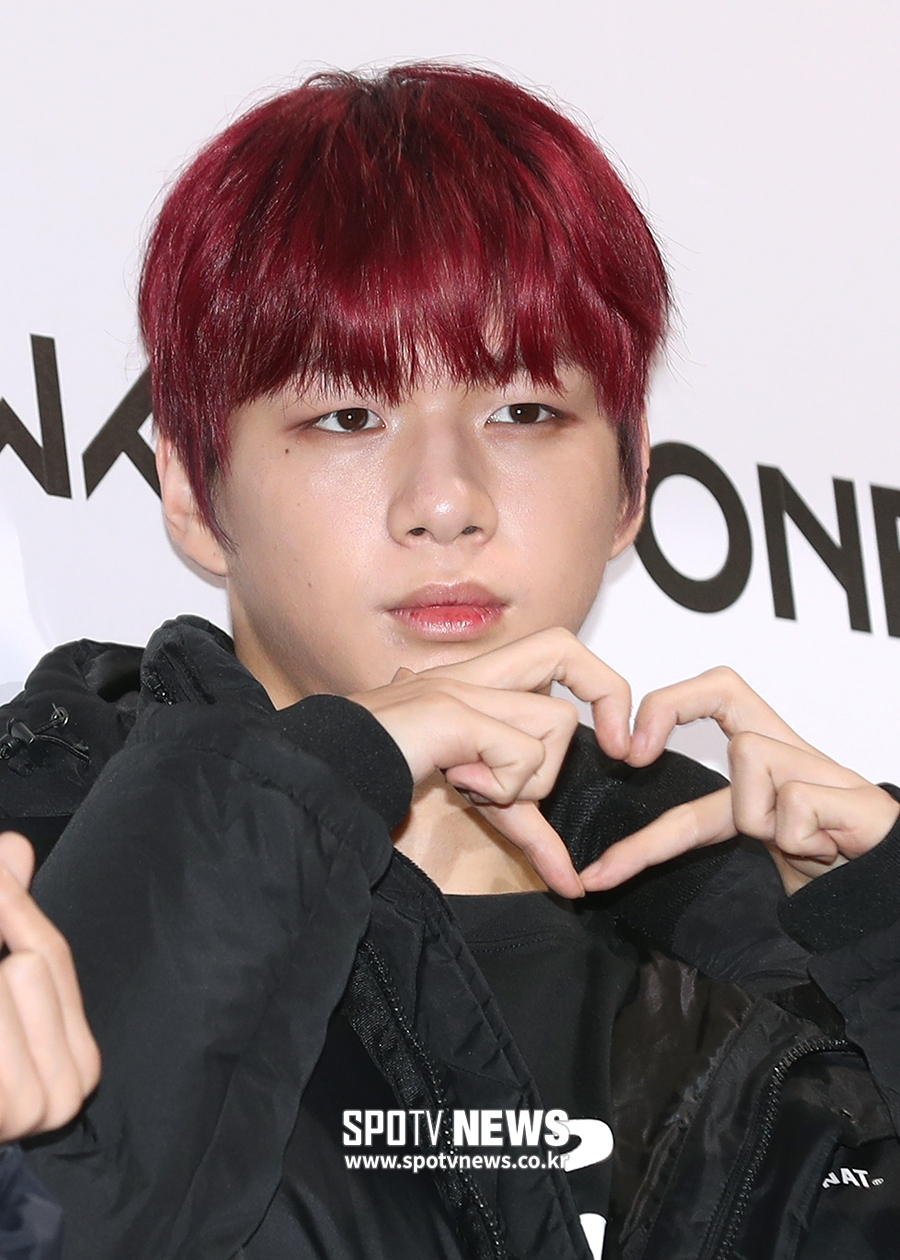 Wanna One attended the Reebok Classic X Wanna One Fan Event held at Sejong University in Gwangjin-gu, Seoul on the afternoon of the 11th.Wanna One Kang Daniel poses.