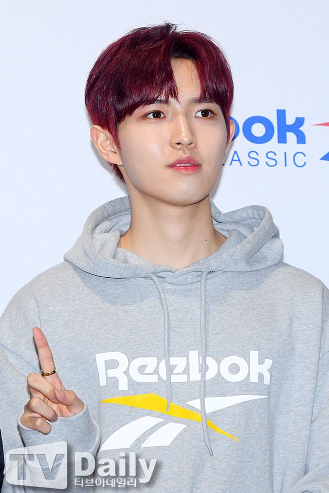 <p> Group Wanna One Kim Jae-hwan this 11 Afternoon Seoul Gwangjin-GU Sejong University Ocean Hall opened in the fans who attend to posing.</p><p>Wanna One fans</p>