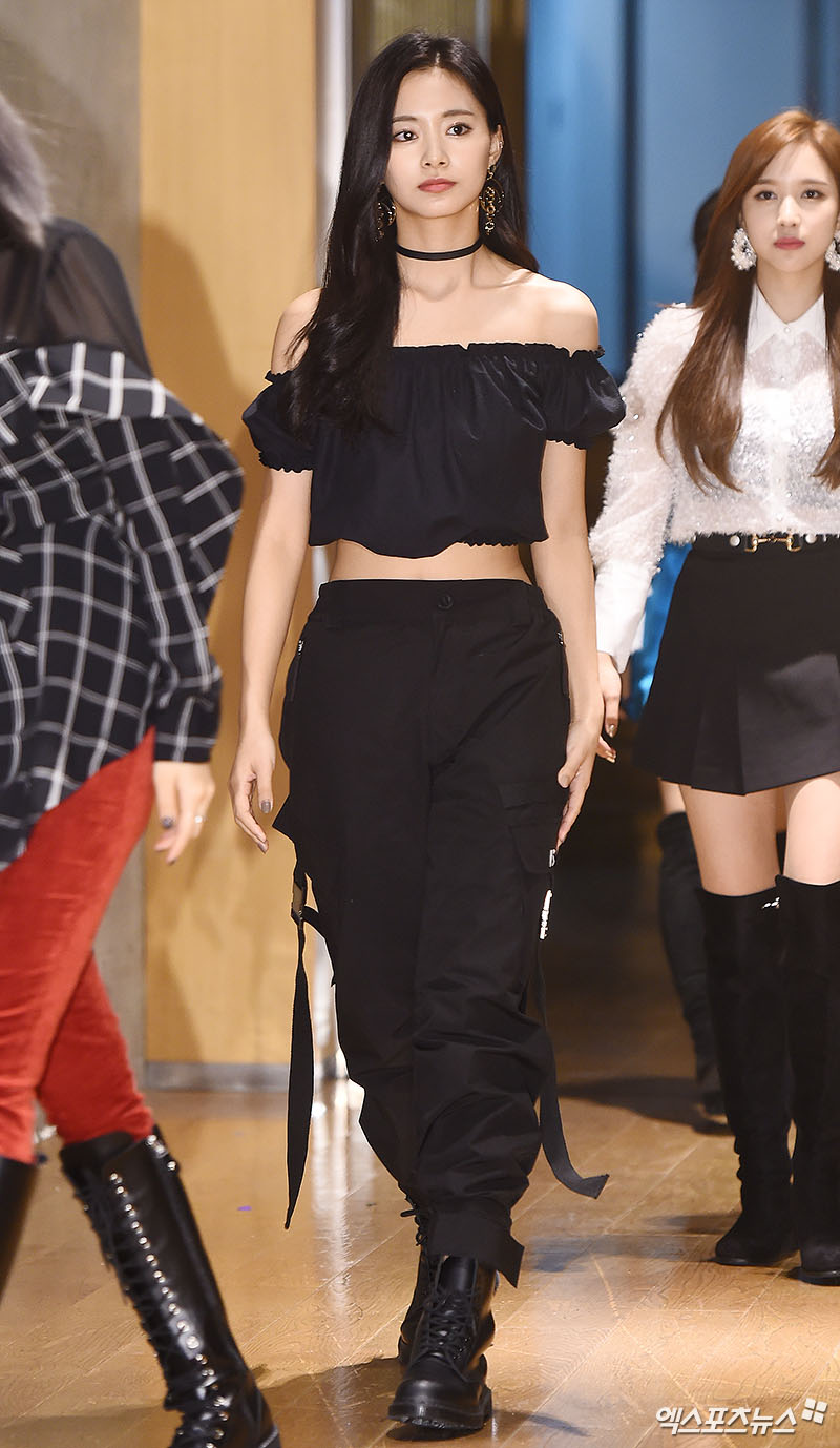 TWICE TZUYU, who attended KBS 2TV Music Bank rehearsal held at KBS New Building in Yeouido, Seoul on the morning of the 9th, is posing on Way to work.Mnet Mka stage costumes are intense.Sexy charisma, no problem.Clean Way to work plain clothes fashionThe Lady in the Rain.