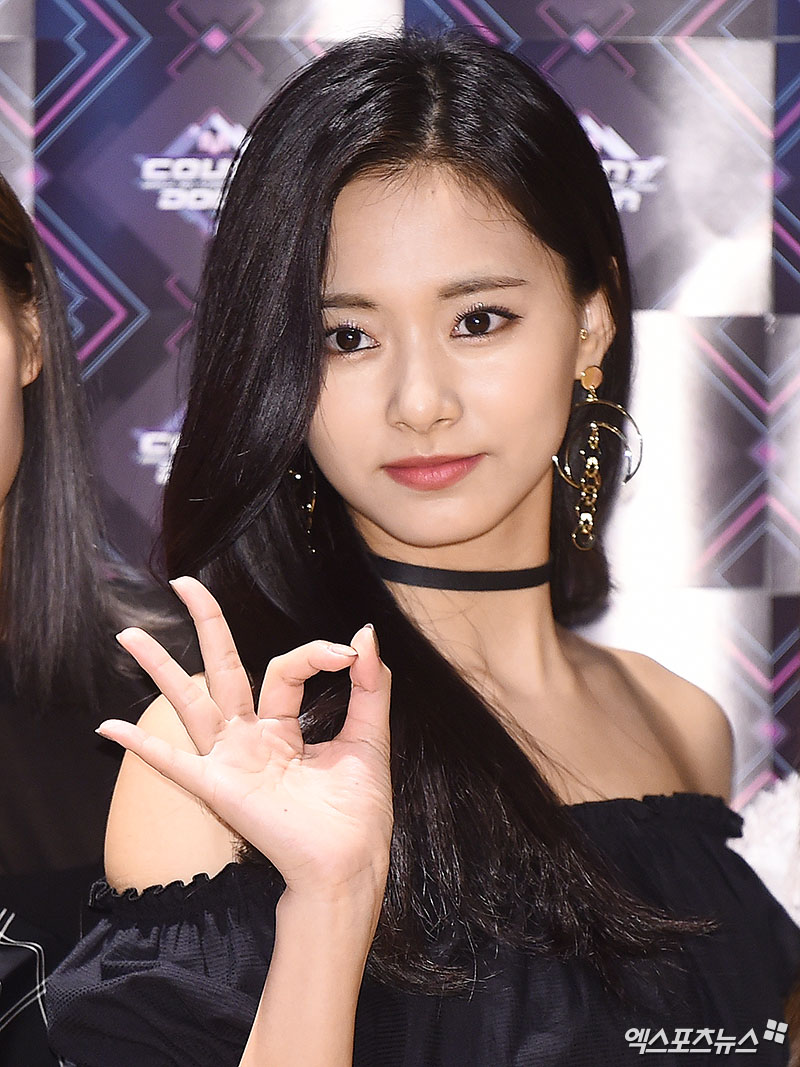 TWICE TZUYU, who attended KBS 2TV Music Bank rehearsal held at KBS New Building in Yeouido, Seoul on the morning of the 9th, is posing on Way to work.Mnet Mka stage costumes are intense.Sexy charisma, no problem.Clean Way to work plain clothes fashionThe Lady in the Rain.
