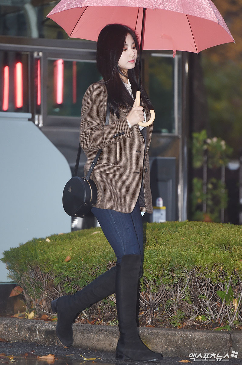 TWICE TZUYU, who attended KBS 2TV Music Bank rehearsal held at KBS New Building in Yeouido, Seoul on the morning of the 9th, is posing on Way to work.Mnet Mka stage costumes are intense.Sexy charisma, no problem.Clean Way to work plain clothes fashionThe Lady in the Rain.