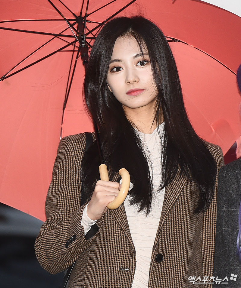 TWICE TZUYU, who attended KBS 2TV Music Bank rehearsal held at KBS New Building in Yeouido, Seoul on the morning of the 9th, is posing on Way to work.Mnet Mka stage costumes are intense.Sexy charisma, no problem.Clean Way to work plain clothes fashionThe Lady in the Rain.