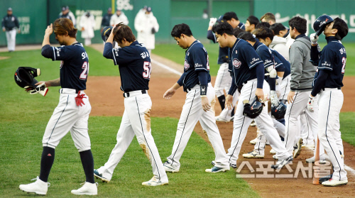 오재원 등 두산 베어스 선수들이 10일 인천 SK행복드림구장에서 진행된 2018 KBO 한국시리즈 5차전 SK와의 경기에서 1-4로 패한 뒤 씁쓸한 모습으로 원정팬에 인사하며 퇴장하고있다. 2018.11.10. 문학 | 김도훈기자 dica@sportsseoul.com