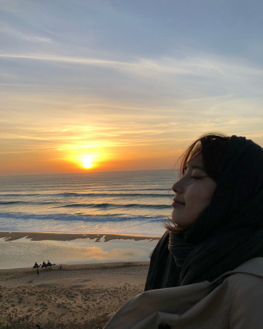 Actor and singer Bae Suzy showed off his unique beauty during the drama shooting.Bae Suzy posted several photos on his SNS on the 11th with the article Moroccoya Shukran who was well-known.In the photo, Bae Suzy enjoys the sea of ​​Moroccos picturesque sunset; Bae Suzys innocent beauty stands out.In another photo, Bae Suzy released a cute cat with his feet and added, You have to let go.Bae Suzy has been working on filming the drama Bond of Boats, which is scheduled to air in 2019 in Portugal - Morocco and elsewhere.