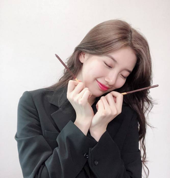 Singer and actor Bae Suzy has released a selfie in commemoration of Pepero Day.Bae Suzy posted two photos on his official Twitter account on the 11th, along with an article entitled Suwiti One Bae Suzy One.In the open photo, Bae Suzy is smiling brightly with sticks, especially his white skin and innocent beauty.Meanwhile, Bae Suzy is about to return to the house theater with the drama Bond.Bond is a drama depicting the process of a man involved in a civil airliner crash digging into a huge national corruption found in a concealed truth.