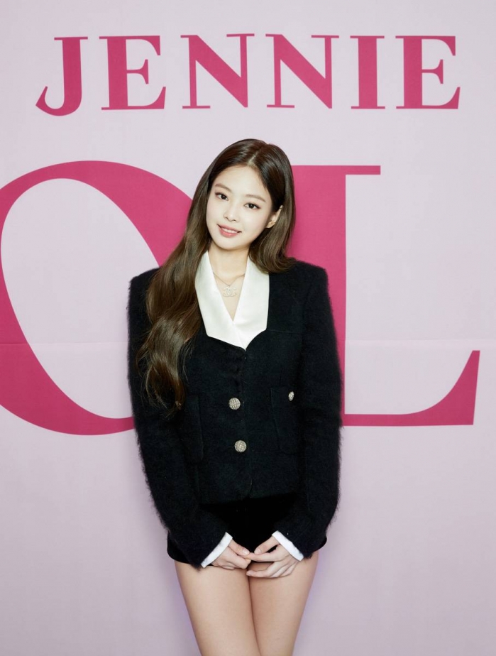 In two years, BLACKPINKs Jenny Kim will be on stage solo, and will capture the public with a single song that melts not only intense performances but also womens identity.SOLO is a hip-hop genre song with pop elements. It expresses beautiful code, simplicity and melody line of the introduction part, and a dignified solo that is not bound to sadness after separation.Jenny Kim first expressed her gratitude for Chairman Yang Hyun-suk, explaining: He took great care of preparing the solo, he texted me every day.Especially, He gave feedback to every costume. He told me to go out and kill everything.When I saw my shyness, I said, Why are you shy when you can do better? Although she is on stage solo, her appearance and resolution are not much different, but she can concentrate on her charm compared to BLACKPINK activities.Jenny Kim said: I think the fact that Im in charge of the euphemism is different.I hope you will watch 100% Jenny Kim, not 25%, rather than being different from Jenny Kim in BLACKPINK. As we have prepared thoroughly, we are also greedy for the results, but the first Yi Gi is more excited than that.Jenny Kim said: It would be a lie to say that the top is not the goal.I think I will be happy if I get a good ranking, he said. If you listen to my music and like it, I will be very happy.In recent years, there have been numerous solo singers comebacks in the music industry, and Jenny Kim is also ahead of music broadcasting activities, so there is a fate to compete with them.In response, Jenny Kim said, I think I will be with many senior singers.However, I would like to show you that you are doing your stage work so that you will not be a public servant in the title because of BLACKPINKs first runner, Yi Gi Jenny Kim, who has also been active in entertainment such as SBS Running Man.The new entertainment program Michuri 8-1000, which will be broadcasted on the 16th, will be able to continue its charm.Jenny Kim said: In fact, I have the least sense of entertainment among the members, and there is a great deal of pressure in that.Running Man also expresses such fear and worry that it seems to be fun to see it. I am grateful unintentionally.I do not play in the new entertainment, but if you find it, I will work hard. I love animals and babies, so I want to participate if there is a program related to it.Meanwhile, its open at 6 p.m.