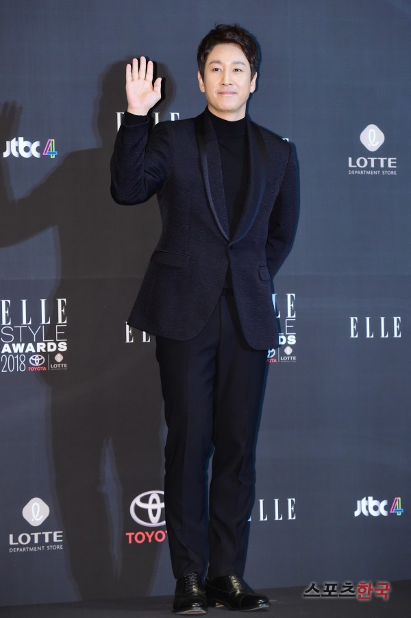 Lee Sun Gyun attends the 2018 Elle Style Awards at the Grand Intercontinental Seoul Parnas in Samsung-dong, Gangnam-gu, Seoul on the afternoon of the 12th.At the event, Kim Hee-ae Lee Jung-jae Lee Sun Gyun Son Ye-jin Sandara Park Jang Yoon-ju Stern Kim Young-kwang Jang Do-yeon Bae Yoon-young Kim Dae-mi Lee Sabae Tuple attended.