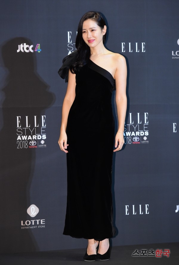 Son Ye-jin is attending the 2018 Elle Style Awards held at Parnas, Grand Intercontinental Seoul, Samsung-dong, Gangnam-gu, Seoul on the afternoon of the 12th.The Event was attended by Kim Hee-ae Lee Jung-jae Lee Sun-gyun Son Ye-jin Sandara Park Jang Yoon-ju Stern Kim Young-kwang Jang Do-yeon Bae Yoon-young Kim Dae-mi