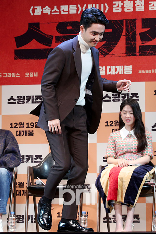 Group Exo Dio (D.O.) is presenting a tap dance at the presentation of the film Swing Kids (director Kang Hyung-chul) at the COEX Artium SM Theater in Samsung-dong, Gangnam-gu, Seoul on the 12th.Swing Kids is a film about the heartbreaking birth of Motley dance group Swing Kids, which was united in 1951 at the Geoje Island prison camp and only the Passion for Dance.news report