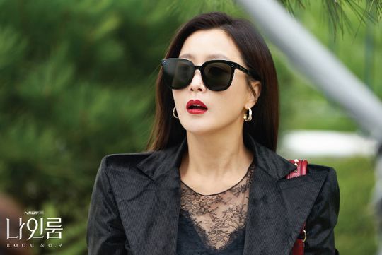 In this Kim Hee-sun fashion, he was able to change for Character, who did not walk three steps.Kim Hee-sun, who has maintained a consistent beauty since his debut, is also famous for not doing Exercise for diet.Kim Hee-sun said in an interview last year: Its a ride after three steps; you have to take a car if you take three or more steps; you can go to a karaoke and run for an hour.I think its great to see someone who exercises at a fitness center, he said.Kim Hee-sun sweated with a professional trainer before shooting TVN Saturday Nine Room.He was constantly Exercise, coached by personal trainers, for the 100% winning percentage lawyer Euljihae Character.A little sharp and sensitive is also for wearing fashionable costumes.His efforts worked: Kim Hee-sun styling and Kim Hee-sun jacket are getting as much attention as Lamar Jackson.It is another fashion trend leader after Elegant Look which was introduced in Dignity She last year.Nine Room boasts a unique color digestion power.The appearance of blue, green, yellow and pink, which can not be followed by anyone, and a vivid color jacket with colorful colors, and a costume with colorful colors, makes me feel the charm of Eulji Haei, who is full of confidence and delight.Kim Hee-suns Cheating Tom 4 - Hair Stylist Wannabe said: Kim Hee-sun is directly involved in styling every time.Especially, for heavy emotional gods, I pay attention to color and costume details. The staff and the actor are working together to set up a more perfect character. Kim Hee-sun is a two-player role in the play, with costumes varying depending on who he plays because he crosses the bar and death row.Cheating Tom 4 - Hair Stylist Wannabe added, Since the personality differences between the two characters are clear, we are using various colors from dark to bright colors.When I was a bootstor, I used a variety of colorful and colorful patterns to make a stark difference when I was an Euljihae Character if I caught a point with a toned down color jacket and a monotonous RO WOON pattern. 