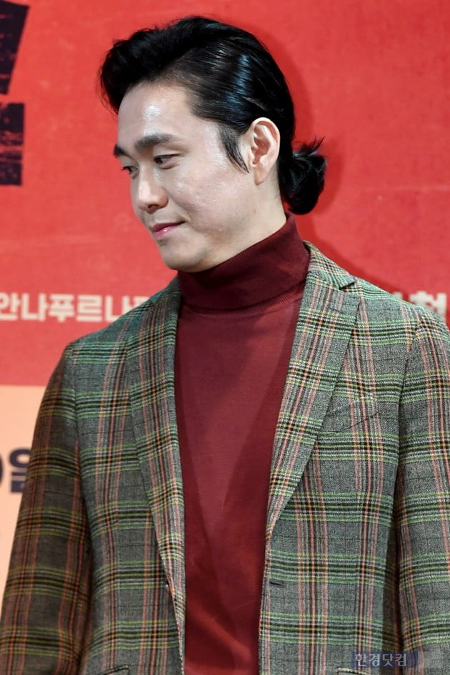 Actor Oh Jung-se attends a report on the production of the movie Swing Kids (director Kang Hyung-chul, production Annapurna Film) at SMTOWN COEX Artium in Samseong-dong, Seoul on the morning of the 12th and has photo time.Swing Kids, starring Do Kyung-soo, Park Hye-soo, and Oh Jung-se, will be released on December 19th as a film about the heartbreaking birth of the Osongjijol dance group Swing Kids, which was united in 1951 with Passion for dancing.