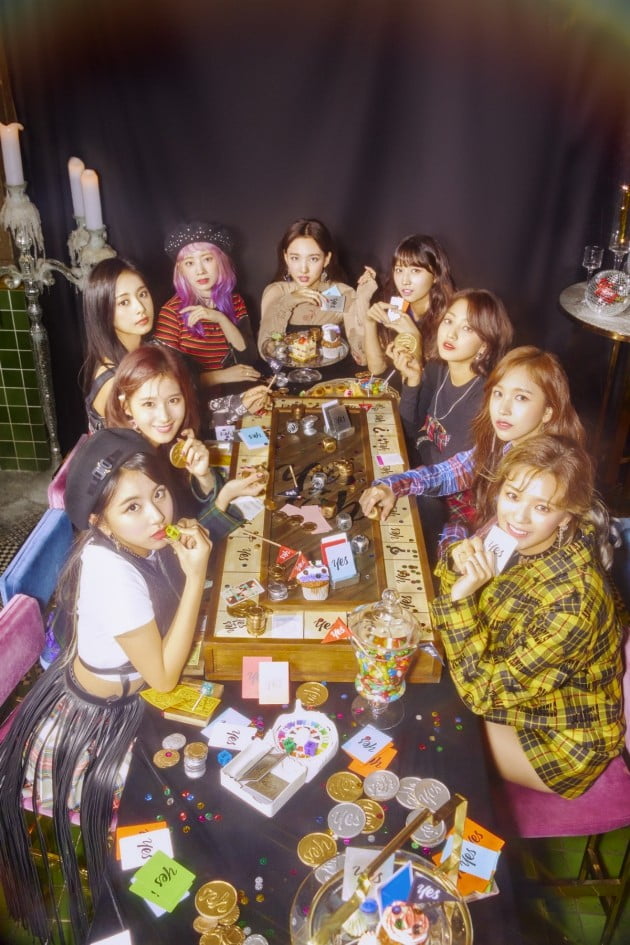YES or YES by TWICE (TWICE), the Asia One Top Girl Group, dominated the top of the seven weekly music charts including Melon, and dominated the fans love.The title song of the sixth mini album YES or YES released by TWICE at 6 pm on May 5 is the first place on the 7th weekly music charts including Melon, Mnet, Ginny, Ole Music, Soribada, A Bugs Life and Monkey 3 released on the afternoon of the 12th.took the place.In addition, YES or YES is on the top of the real-time music charts at 3:00 pm on December 12 at the music site Melon, Ginny, Ole Music, Soribada, A Bugs Life and Monkey 3.In particular, TWICE was the first place on the eighth day of its release.Long Run is popular with the position.YES or YES is a writer who made TWICEs KNOCK KNOCK, and wrote the lyrics of the lovely answer You have to answer because the answer is YES.TWICE is showing a strong charm through YES or YES performance, which combines dynamic choreography with exciting and youthful rhythm.