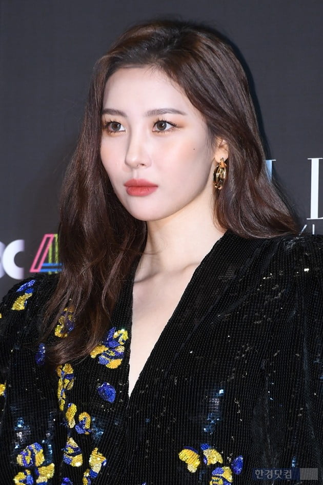 Singer Sunmi attends the Elle Style Awards 2018 photo event held at the World Trade Center Seoul Parnas in Samseong-dong, Seoul on the afternoon of the 12th.