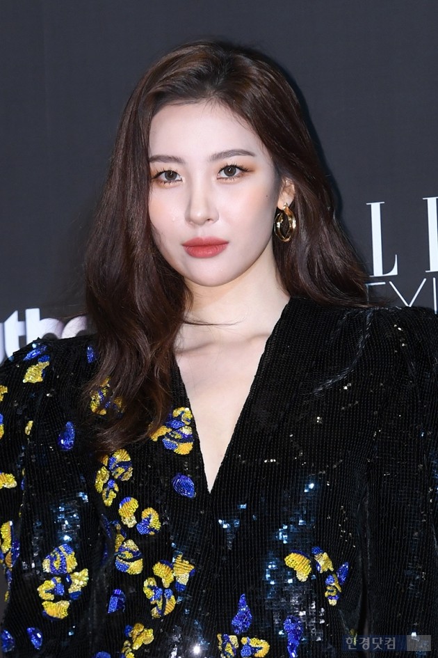 Singer Sunmi attends the Elle Style Awards 2018 photo event held at the World Trade Center Seoul Parnas in Samseong-dong, Seoul on the afternoon of the 12th.