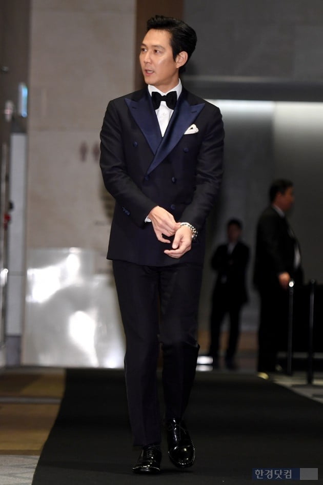 Actor Lee Jung-jae attends the Elle Style Awards 2018 photo event held at the World Trade Center Seoul Parnas in Samseong-dong, Seoul on the afternoon of the 12th.