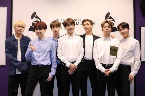 Group BTS (BTS) won four honors on Wednesday at the United States of America Music and the Peoples Choice Awards, a film and TV awards ceremony, including the Group of the Year and Song of the Year category.According to US entertainment media, BTS won the awards at the awards ceremony held in Santa Monica, California this evening, surpassing the Twenty One Pilots, Panic at the Disco and the Five Seconds of Summer in the group of the year.In addition, BTS repackaged album title track Idol (IDOL) beat Ariana Grandes No Tiers Left to Cry, Sean Sam Mendes In My Blood, Selena Gomes Back to You, Cardi Bee and Bad Bunny and J Balvins I Like It in the Song of the Year category as Winner Its decided.In addition, they won the Social Celebrity of the Year award and the Music Video of the Year award for Idol.Thank you, Fan club, and I thank you for the big hit entertainment and People The Choice Awards, BTS said in a video.Peoples The Choice Awards has been a fan voting awards ceremony for movies, TV and music since 1975, and was initially conducted through Gallup surveys and changed its way to online voting since the 2000s.Vote across 43 categories of film and TV and Music.BTS previously won the Payborit Social Artist award at the 2018 American Airlines Music Awards in Los Angeles last month, beating out prominent stars including Cardi Bee, Ariana Grande, Demi Lovato and Sean Sam Mendes.It is the first time that the K-pop group has won the American Airlines Music Awards.They will host the Love Yourself (LOVE YOURSELF) Japan Dome Tour at Kyocera Dome, Nagoya Dome, and Yahooku Dome Fukuoka starting from the Tokyo Dome on the 13th-14th.