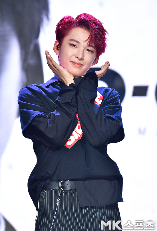 The group Decrunch (D-CRUNCH) comeback showcase was held at the Hongdae Move Hall in Mapo-gu, Seoul on the morning of the 12th.DiCrunch (Hyunho, ov, Hyunwook, Hyuno, Chanyoung, Hyunwoo, Minhyuk, Siege, Dylan) member Dylan poses.