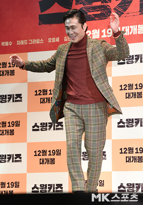 The film Swing Kids production report was held at COEX Atrium in Gangnam-gu, Seoul on the 12th.Swing Kids is a film about the heartbreaking birth of Motley dance group Swing Kids, which was united in 1951 at the Geoje Island prison camp, only the Passion for Dance.Oh Jung-se has photo time.