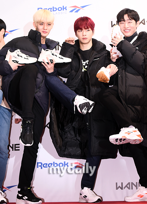 Group Wanna One Bae Jin Young, Kang Daniel and Yoon Ji-sung (left) pose at a Sports Clothing brand photo event held at Seoul Sejong University Ocean Hall on the afternoon of the 11th.The group Wanna One is preparing for a comeback with 111 = 1, which will be the first regular album and the last Wanna One activity on November 19th.