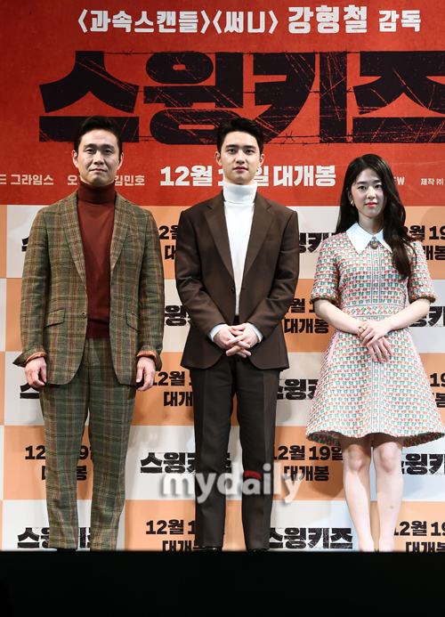 The cast and director are posing at the presentation of the movie Swing Kids at the COEX Atium SM Town Theater in Seoul, Korea on the morning of the 12th.(Oh Jung-se, D.O., Park Hye-soo from left)The movie Swing Kids is a film about the heartbreaking birth of the Swing Kids, a dance dance group that was united in 1951 with the Passion of Dance in Geoje Prison.