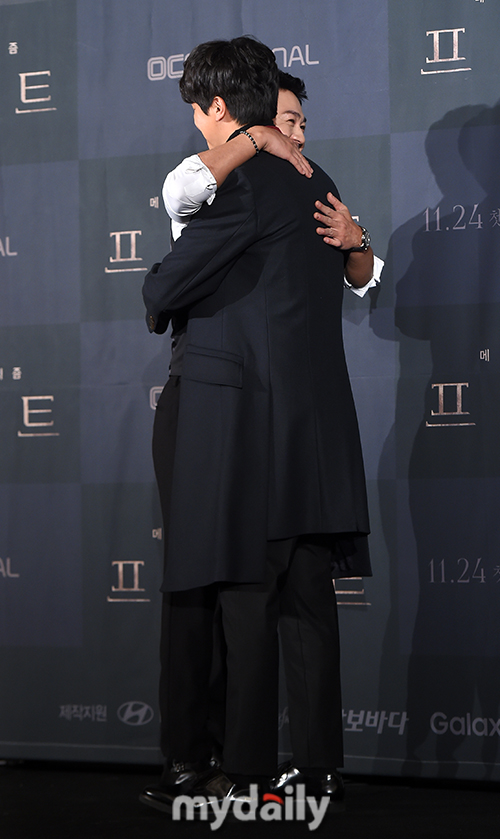 Actor Park Yong-woo and Yeon Woo-jin pose at the OCN Priest production presentation held at the Yeouido-dong IFC Conrad Hotel in Yeongdeungpo-gu, Seoul on the afternoon of the 12th.