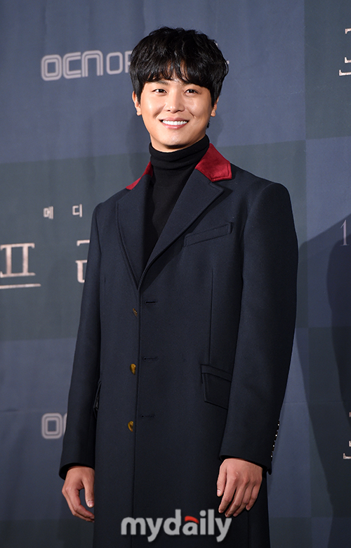 Actor Yeon Woo-jin poses at the OCN Priest production presentation held at the Yeouido-dong IFC Conrad Hotel in Yeongdeungpo-gu, Seoul on the afternoon of the 12th.