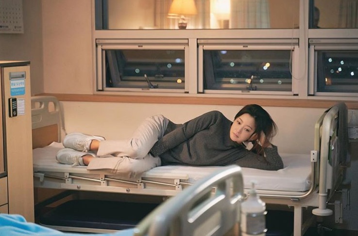 Kim Hee-sun has released a photo of the set of Nine RoomActor Kim Hee-sun posted an article and photo on his instagram on November 11th, Dumbing during shooting. Nine Room should be seen.Kim Hee-sun in the photo is lying on the side of the bottle One bed and acting blank.TVNs Lamar Jackson taking a rest while shooting Nine Room. Kim Hee-suns unsettled beauty attracts attention.emigration site