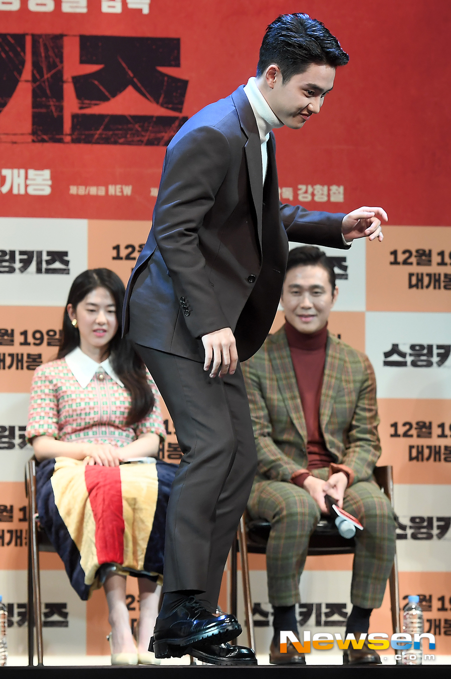<p>The movie Swing Kids(supervision strong type of steel) and society 11 12 11 a.m. Seoul Gangnam-GU COEX Athium 5 layer SMTOWN Theatre in the open.</p><p>This day management attended.</p><p>Swing Kidsis a 1951 Geoje POW camp, only for dancing Passion with Cong Motley dance group ‘Swing Kids’chest goes perfect, its learning management(Exo Dio), Park Hye-soo, right, is starring.</p>