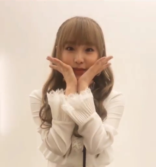 Group IZ*ONE member Choi Ye-na showed a refreshing charm.IZ*ONEs official Instagram posted a video on November 12 with an article entitled Hello, Monday Fairy Jena.Inside the video was a picture of Choi Ye-na, who builds a three-way poem with Monday; Choi Ye-na said, Monday, Monday through Sunday.Yo, yo, watch Jena in the variations. Have a happy week, a week. Choi Ye-nas cute look attracts Eye-catching.Fans who encountered video responded such as Jena is really pretty, overcoming the moon sickness and it is so cute.