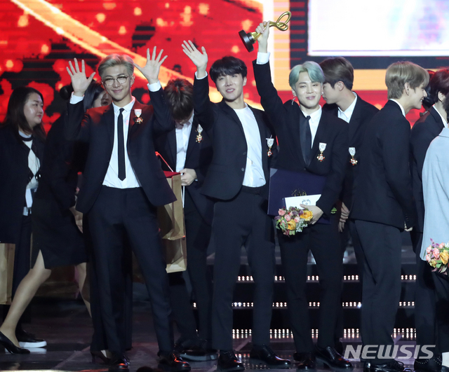 BTS won four trophies at the ceremony in Santa Monica, California, on Wednesday: Group of the Year, Song of the Year, Music Video of the Year, and Social Celebrity of the Year.The awards were awarded in all categories that were nominated: Song of the Year and Music Video of the Year were awarded as the title song Idol for the repackaged album Love Yourself Resolution Ancer.Ahead of the dome tour, BTS in Japan said in a video: Thank you (Fan club) Ami.Thank you for the Big Hit Entertainment and People The Choice Awards. BTS won awards in May, 2018 Billboards Music Awards, June 2018 Radio Disney Music Awards, August 2018 Teen The Choice Awards, October 2018 American Music Awards, and this months 2018 MTV Europe Music Awards, starting with the I Heart Music Awards in March of this year.On the other hand, BTS will launch Love Your Self Japan Dome tour, which will start with Tokyo Dome on the 13th, and will tour Kyocera Dome Osaka, Nagoya Dome, Fukuoka Yahooku! Dome.