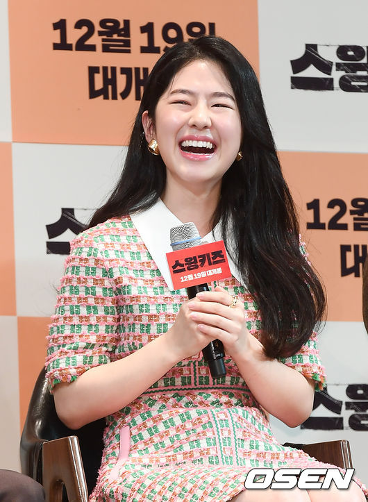 Actor Park Hye-soo smiles at the production meeting of the movie Swing Kids (director Kang Hyung-chul) at SM Town COEX Artium in Samseong-dong, Seoul on the 12th.