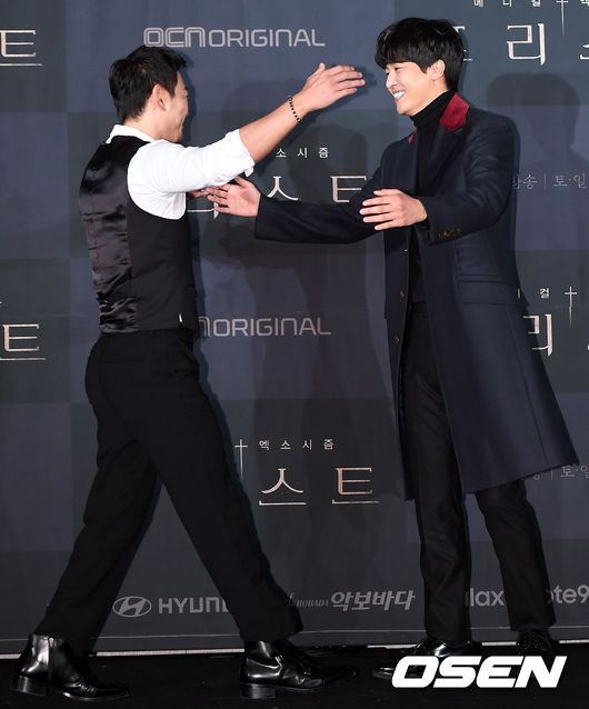 OCNs new Saturday DeMara Priest production presentation was held at the Seoul Park Ballroom Hall in Yeouido-dong Conrad, Yeongdeungpo-gu, Seoul on the afternoon of the 12th.Actor Park Yong-woo, Yeon Woo-jin has photo time.
