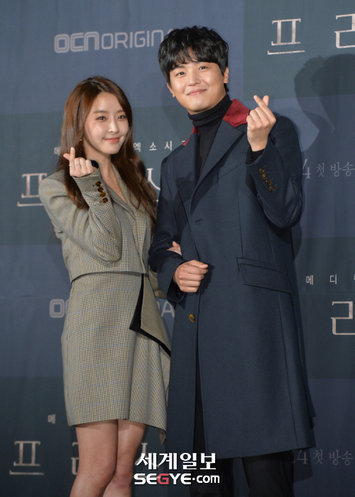 <p>Actress Jung Yu-mi(left)and Yeon Woo-jin, this 12 afternoon Seoul Yeouido Conrad Hotel Open in the cable TV OCN new weekend drama, Priest, making presentations to attend posing.</p>