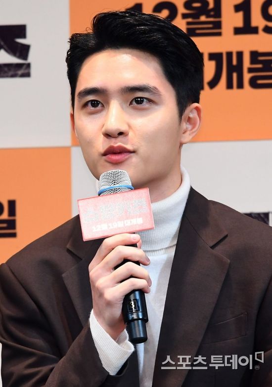 <p> The movie Swing Kids Production report society 12 am Seoul Gangnam-GU Samseong-dong SM Town held in.</p><p>This day, Production report society attend Exo Dio to answer your questions. 2018. 11. 12.</p>