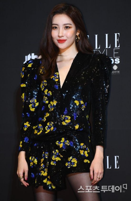 Elle Style Awards 2018 Photo Call Event was held at Grand Intercontinental Seoul Parnas in Samsung-dong, Seoul, Gangnam-gu on the afternoon of the 12th.Singer Sunmi and YouTuber RISABAE, who attended the event, caught the attention of the audience with their similar appearance.