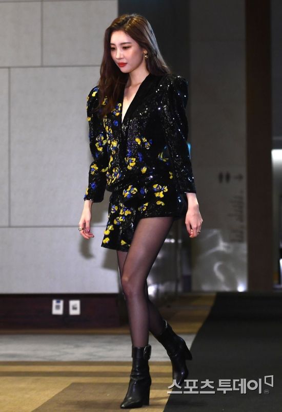 Elle Style Awards 2018 Photo Call Event was held at Grand Intercontinental Seoul Parnas in Samsung-dong, Seoul, Gangnam-gu on the afternoon of the 12th.Singer Sunmi and YouTuber RISABAE, who attended the event, caught the attention of the audience with their similar appearance.