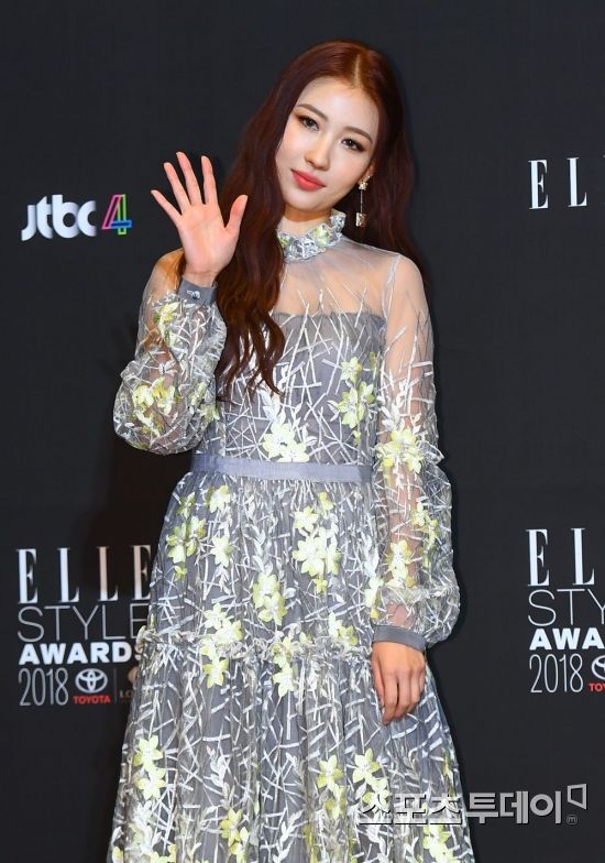 Elle Style Awards 2018 Photo Call Event was held at Grand Intercontinental Seoul Parnas in Samsung-dong, Seoul, Gangnam-gu on the afternoon of the 12th.Singer Sunmi and YouTuber RISABAE, who attended the event, caught the attention of the audience with their similar appearance.